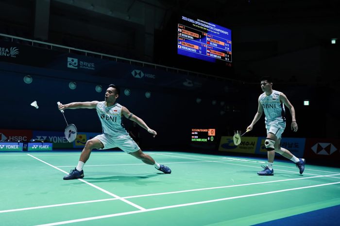 Pasangan ganda putra Indonesia, Pramudya Kusumawardana/Yeremia Erich Yoche Yacob Rambitan, pada babak pertama Korea Open 2023 di Jinnam Stadium, Selasa (18/7/2023).