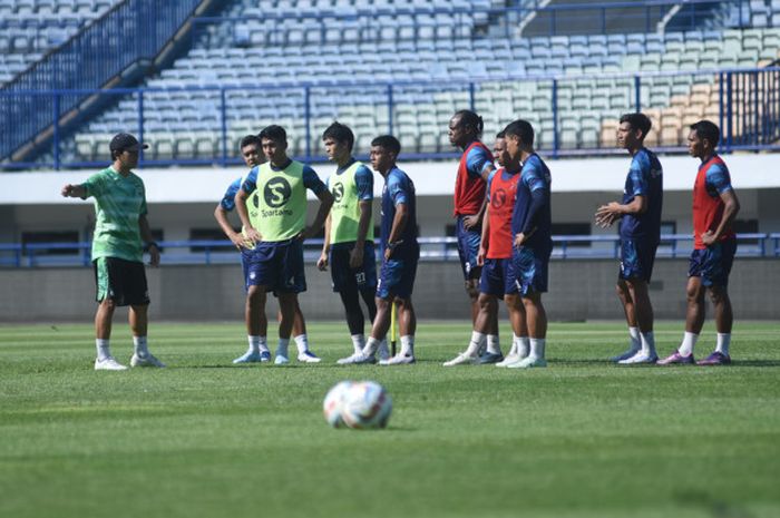 Pelatih sementara Persib Bandung, Yaya Sunarya saat memimpin latihan tim seusai tim ditinggal Luis Milla.