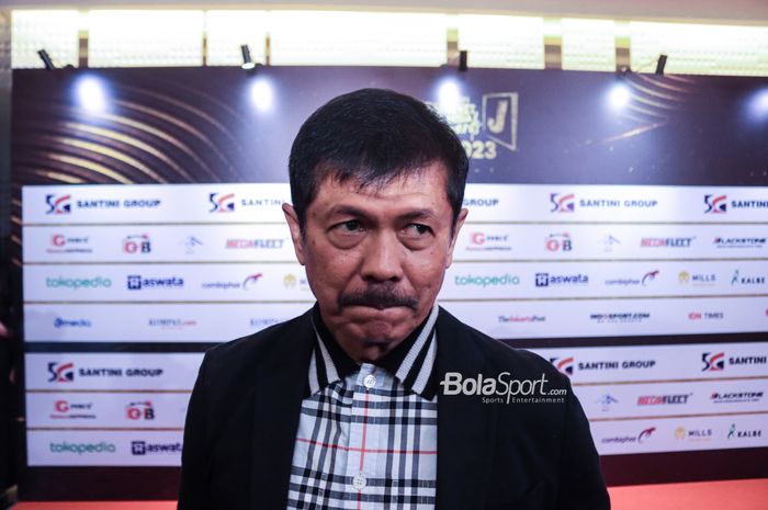 Pelatih timnas U-22 Indonesia, Indra Sjafri, sedang memberikan keterangan kepada awak media dalam acara Santini Jebreeet Media Awards 2023 di kawasan Kuningan, Jakarta, Rabu (19/7/2023) malam.