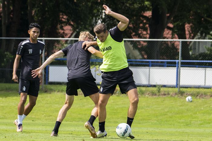 Pemain Timnas Indonesia, Marselino Ferdinan (kiri), menjalani sesi latihan bersama KMSK Deinze, Selasa (18/7/2023).