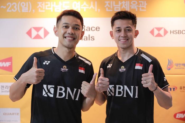 Pasangan ganda putra Indonesia, Fajar Alfian/Muhammad Rian Ardianto, berpose setelah babak pertama Korea Open 2023 di Jinnam Stadium, Rabu (19/7/2023).