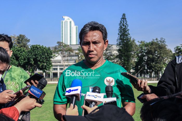 Pelatih timnas U-17 Indonesia, Bima Sakti, sedang memberikan keterangan kepada awak media di Lapangan A, Senayan, Jakarta, Kamis (20/7/2023) pagi.