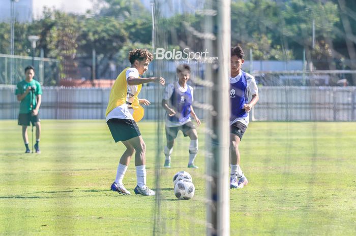 Pemain keturunan (pemain diaspora) Indonesia, Madrid Augusta (kiri), tampak mengikuti sesi latihan timnas U-17 Indonesia di Lapangan A, Senayan, Jakarta, Kamis (20/7/2023) pagi.