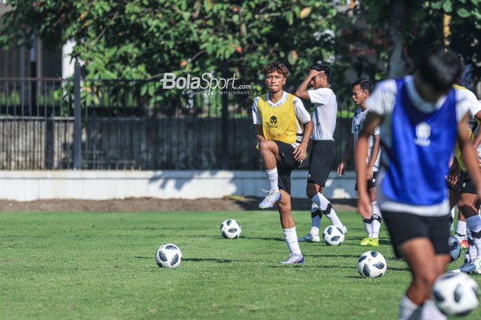 Pemain keturunan (pemain diaspora) Indonesia, Madrid Augusta, tampak mengikuti sesi latihan timnas U-17 Indonesia di Lapangan A, Senayan, Jakarta, Kamis (20/7/2023) pagi.