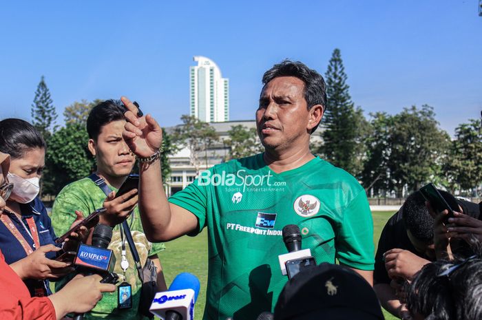 Pelatih timnas U-17 Indonesia, Bima Sakti, sedang memberikan keterangan kepada awak media di Lapangan A, Senayan, Jakarta, Kamis (20/7/2023) pagi.