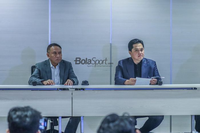 Ketua Umum PSSI, Erick Thohir (kanan) dan wakilnya bernama Zainudin Amali (kiri) sedang memberikan keterangan kepada awak media di Menara Danareksa, Gambir, Jakarta, Kamis (20/7/2023).