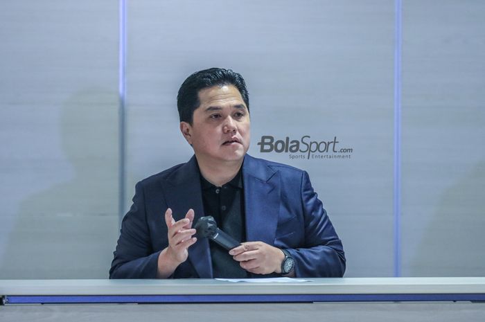 Ketua Umum PSSI, Erick Thohir, sedang memberikan keterangan kepada awak media di Menara Danareksa, Gambir, Jakarta, Kamis (20/7/2023).