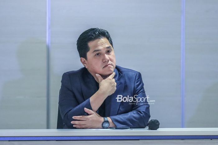 Ketua Umum PSSI, Erick Thohir, sedang memberikan keterangan kepada awak media di Menara Danareksa, Gambir, Jakarta, Kamis (20/7/2023).