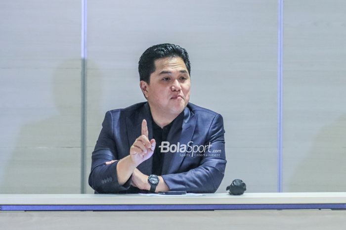 Ketua Umum PSSI, Erick Thohir, sedang memberikan keterangan kepada awak media di Menara Danareksa, Gambir, Jakarta, Kamis (20/7/2023).