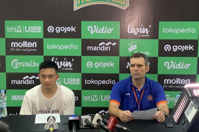 Pelatih Pelita Jaya Jakarta, Djorje Jovicic dan Prastawa Dhyaksa seusai gim pertama final IBL 2023 kontra Prawira Harum Bandung di Hall Basket Senayan, Jakarta Pusat, Kamis (20/7/2023).