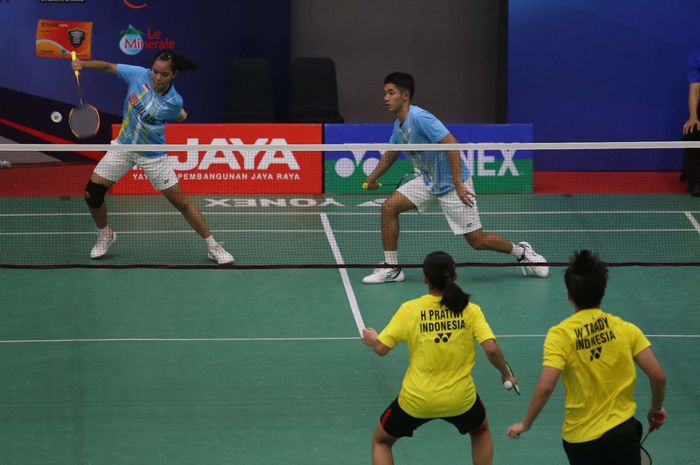 Pasangan ganda campuran Indonesia unggulan enam U-19, Adrian Pratama/Ariell Naqiyyah&nbsp;(jersey biru) pada hari ketiga Yonex Sunrise Pembangunan Jaya Raya Junior International Grand Prix 2023 di GOR Jaya Raya, Bintaro, Kamis (20/7/2023).