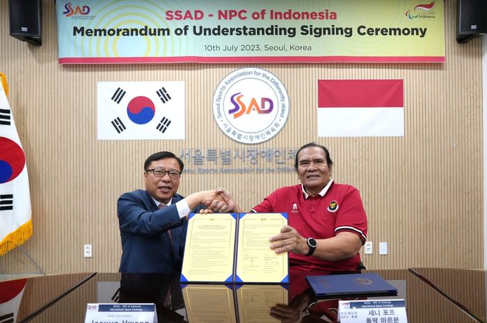 Ketua NPC Indonesia, Senny Marbun (kanan), berjabat tangan dengan Senior Vice President SSAD, Hwang Jae-yun, setelah penandatanganan nota kesepakatan di Seoul, Korea Selatan, 10 Juli 2023. 