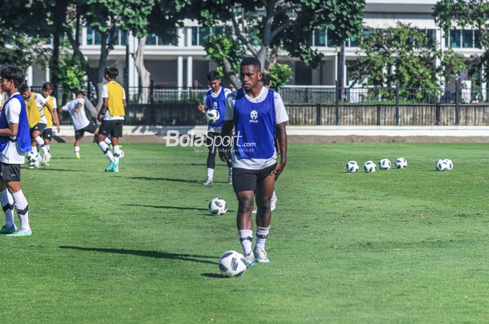 Muhammad Iqbal Gwijangge sedang menguasai bola dalam sesi latihan timnas U-17 Indonesia di Lapangan A, Senayan, Jakarta, Kamis (20/7/2023) pagi.