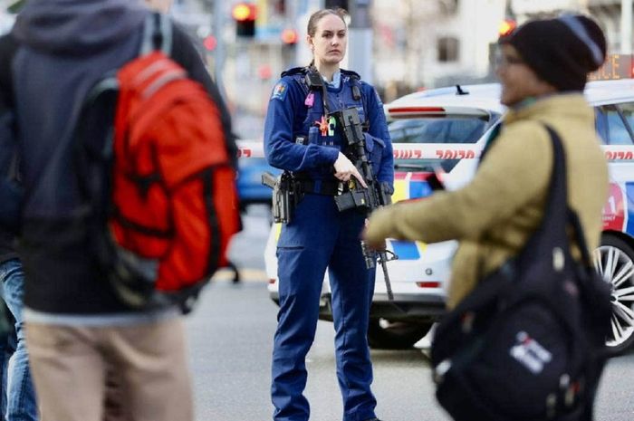 Polisi siaga di area publik seusai penembakan di CBD Auckland, Selandia Baru, 20 Juli 2023, menjelang pembukaan Piala Dunia Wanita 2023.