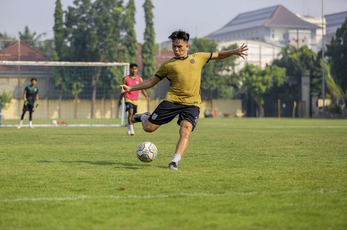 Penyerang Persebaya Surabaya, Wildan Ramdhani dalam sesi latihan