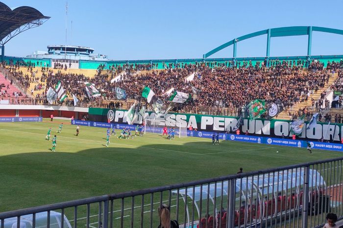 Suasana pertandingan PSS Sleman Vs PSIS Semarang di Stadion Maguwoharjo, Sleman, Jumat (21/7/2023).