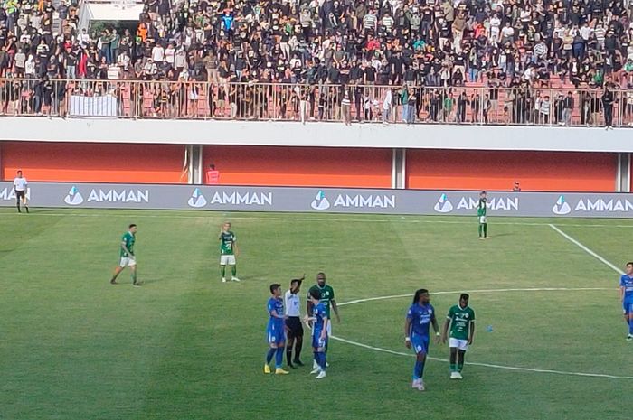 Momen pemain PSIS Semarang, Carlos Fortes dikartu merah saat laga lawan PSS Sleman di Stadion Maguwoharjo, Jumat (21/7/2023).