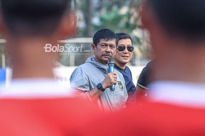 Direktur Teknik PSSI, Indra Sjafri (kiri), sedang memberikan semangat kepada para pemain saat seleksi timnas U-22 Indonesia di Lapangan Nirwana Park, Sawangan, Jawa Barat, Sabtu (22/7/2023).