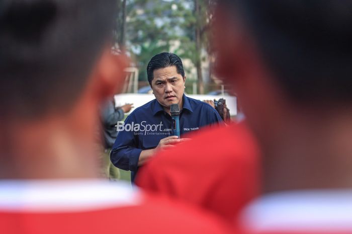 Ketua Umum PSSI, Erick Thohir, sedang memberikan semangat kepada para pemain saat seleksi timnas U-22 Indonesia di Lapangan Nirwana Park, Sawangan, Jawa Barat, Sabtu (22/7/2023).