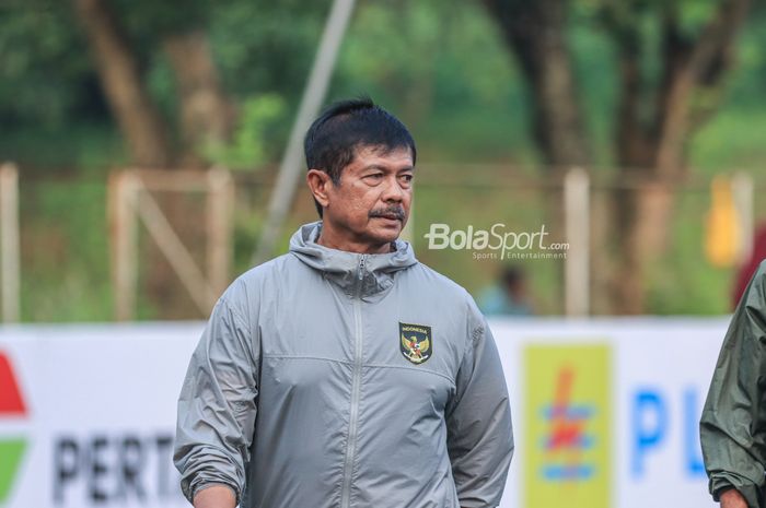 Pelatih Timnas U-24 Indonesia sekaligus Direktur Teknik PSSI, Indra Sjafri, saat hadir di Lapangan Nirwana Park, Sawangan, Jawa Barat, Sabtu (22/7/2023).