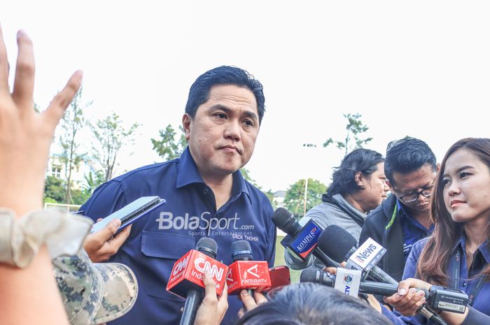 Ketua Umum PSSI, Erick Thohir, sedang memberikan keterangan kepada awak media di Lapangan Nirwana Park, Sawangan, Jawa Barat, Sabtu (22/7/2023).