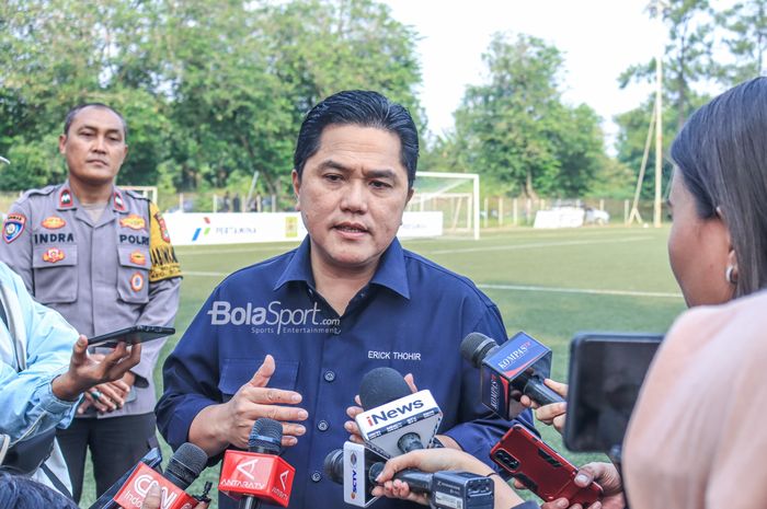 Ketua Umum PSSI, Erick Thohir, sedang memberikan keterangan kepada awak media di Lapangan Nirwana Park, Sawangan, Jawa Barat, Sabtu (22/7/2023).