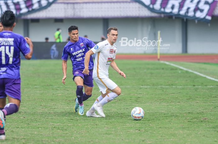 Maciej Gajos (kanan) sedang menguasai bola dan dibayangi Ramiro Ezequiel Fergonzi (kiri) dalam laga pekan keempat Liga 1 2023 antara Persita versus Persija di Stadion Indomilk Arena, Tangerang, Banten, Sabtu (22/7/2023).