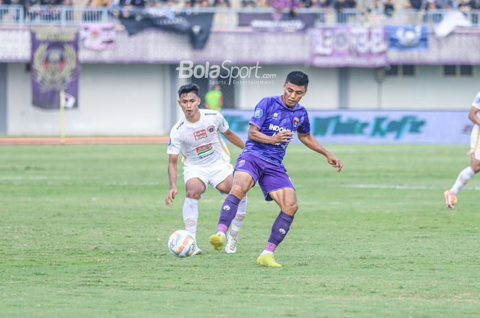 Irsyad Maulana (kanan) sedang menguasai bola dan dibayangi Resky Fandi (kiri) dalam laga pekan keempat Liga 1 2023 antara Persita versus Persija di Stadion Indomilk Arena, Tangerang, Banten, Sabtu (22/7/2023).