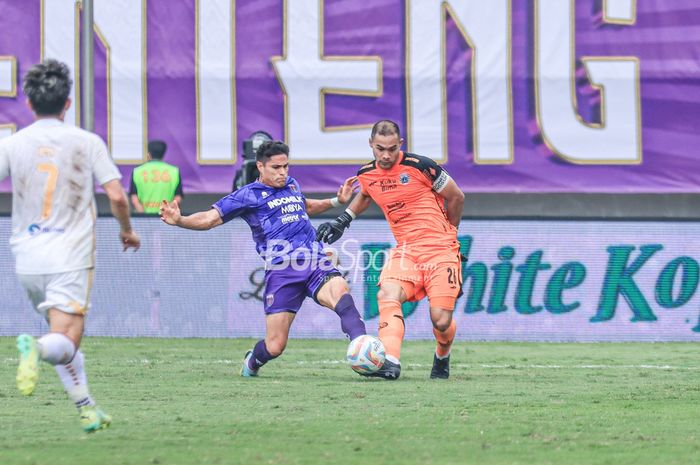 Andritany Ardhiyasa (kanan) sedang berebut bola dengan Ramiro Ezequiel Fergonzi (kiri) dalam laga pekan keempat Liga 1 2023 antara Persita versus Persija di Stadion Indomilk Arena, Tangerang, Banten, Sabtu (22/7/2023).