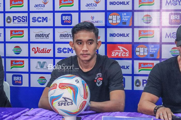 Pemain Persija Jakarta, Rizky Ridho, sedang memberikan keterangan kepada awak media di Stadion Indomilk Arena, Tangerang, Banten, Sabtu (22/7/2023).