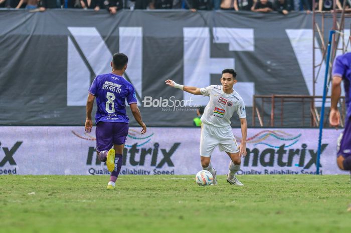 Rizky Ridho (kanan), mendapatkan pujian dari pelatih Persija, Thomas Doll.