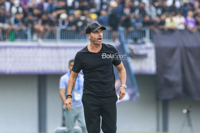 Pelatih Persija Jakarta, Thomas Doll, sedang memberikan intruksi kepada para pemainnya di Stadion Indomilk Arena, Tangerang, Banten, Sabtu (22/7/2023).