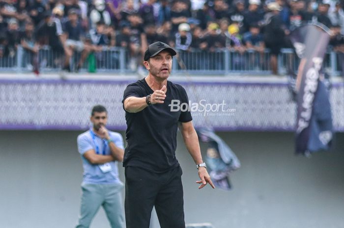 Pelatih Persija Jakarta, Thomas Doll, sedang memberikan intruksi kepada para pemainnya di Stadion Indomilk Arena, Tangerang, Banten, Sabtu (22/7/2023).