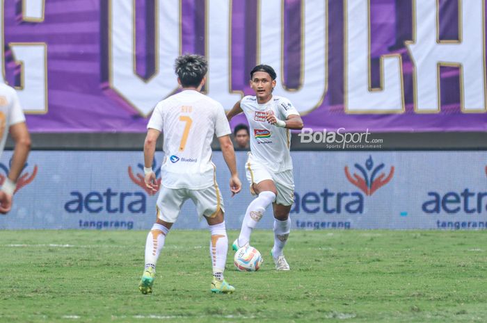 Akbar Arjunsyah (kanan) sedang menguasai bola dalam laga pekan keempat Liga 1 2023 antara Persita versus Persija di Stadion Indomilk Arena, Tangerang, Banten, Sabtu (22/7/2023).