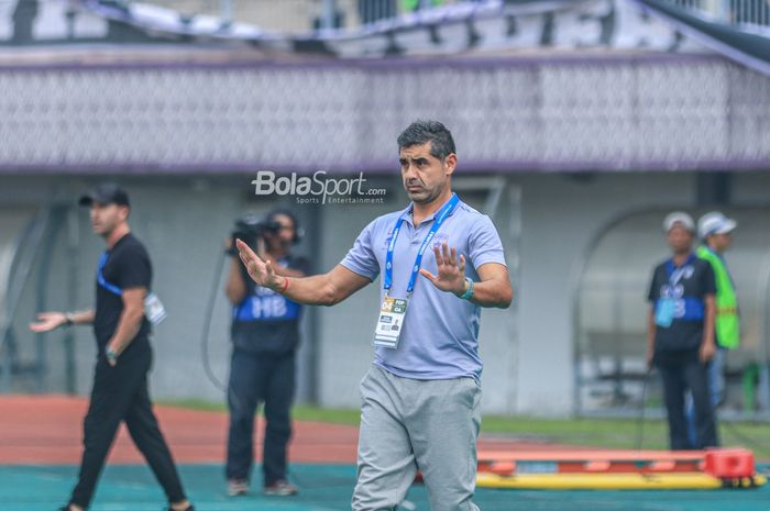 Pelatih Persita Tangerang, Luis Edmundo, sedang memberikan intruksi kepada para pemainnya saat bertanding di Stadion Indomilk Arena, Tangerang, Banten, Sabtu (22/7/2023).