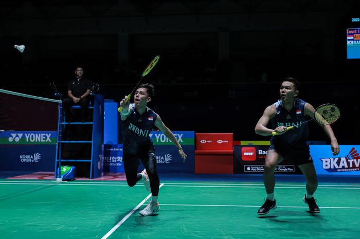 Ganda putra Indonesia, Muhammad Rian Ardianto, berusaha menyambut kok saat tampil bersama Fajar Alfian pada semifinal Korea Open 2023 di Jinnam Stadium, Yeosu, Korea Selatan, 22 Juli 2023.