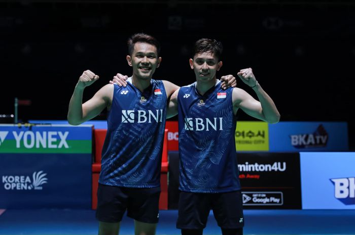 Ganda putra Indonesia, Fajar Alfian/Muhammad Rian Ardianto, merayakan kemenangan mereka pada semifinal Korea Open 2023 di Jinnam Stadium, Yeosu, Korea Selatan, 22 Juli 2023.