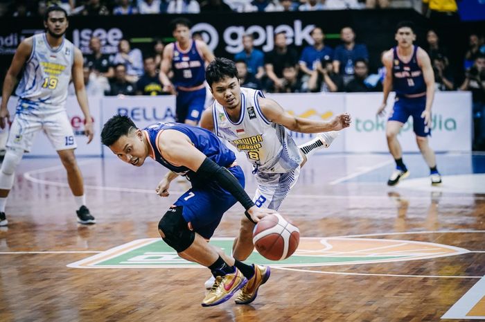 Point guard Pelita Jaya Bakrie Jakarta, Andakara Prastawa (jersey biru), berebut bola dengan Yudha Saputera dari tim Prawira Harum Bandung saat gim kedua final IBL di C-Tra Arena, Bandung, Jawa Barat, 22 Juli 2023.