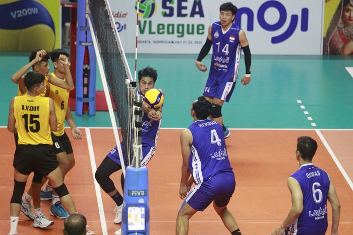 Indonesia mengalahkan Vietnam dalam putaran pertama SEA V League 2023 di Padepokan Voli Jenderal Polisi Kunarto, Sentul, Bogor, 22 Juli 2023. Tampak outside hitter Indonesia, Fahri Septian Putratama, memberikan bola kepada Hendra Kurniawan.