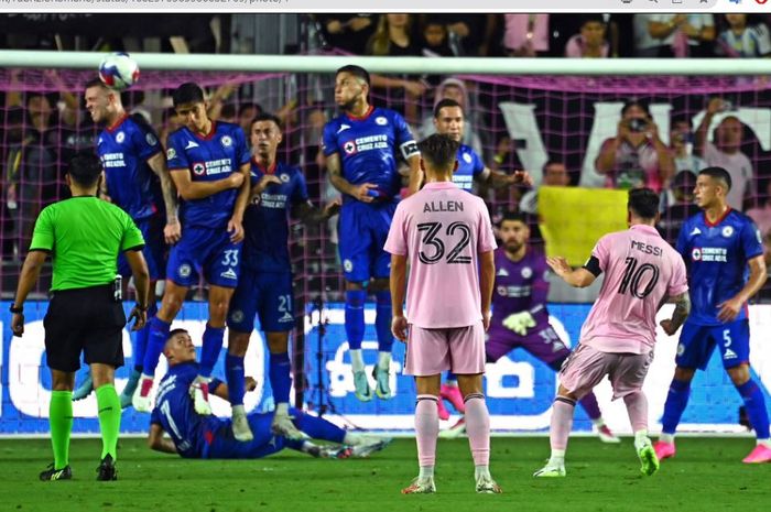 Lionel Messi mencetak gol freekick dalam laga debutnya bersama Inter Miami melawan Cruz Azul dalam ajang Leagues Cup di Stadion DRV PNK, Sabtu (22/7/2023) pagi hari WIB.