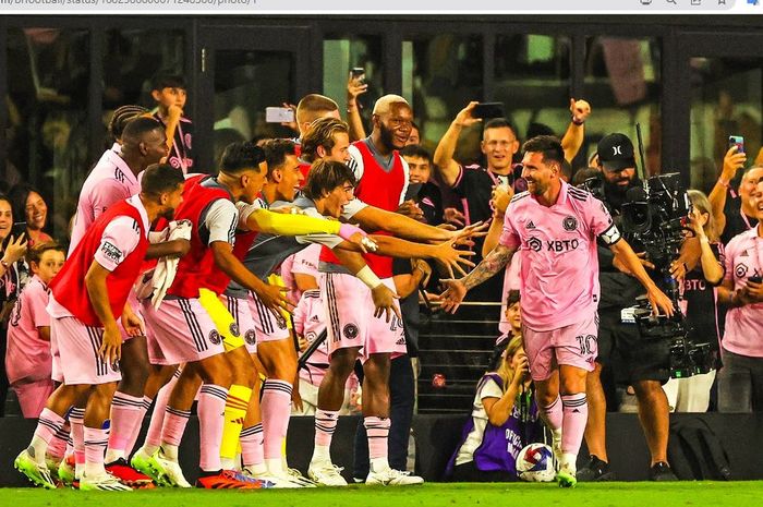 Lionel Messi merayakan gol debutnya untuk Inter Miami saat melawan Cruz Azul dalam matchday 1 Leagues Cup di Stadion DRV PNK, Jumat (21/7/2023).