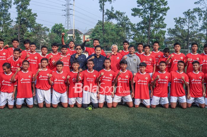 Ketua Umum PSSI, Erick Thohir, sedang berfoto dengan para pemain saat seleksi timnas U-22 Indonesia di Lapangan Nirwana Park, Sawangan, Jawa Barat, Sabtu (22/7/2023).