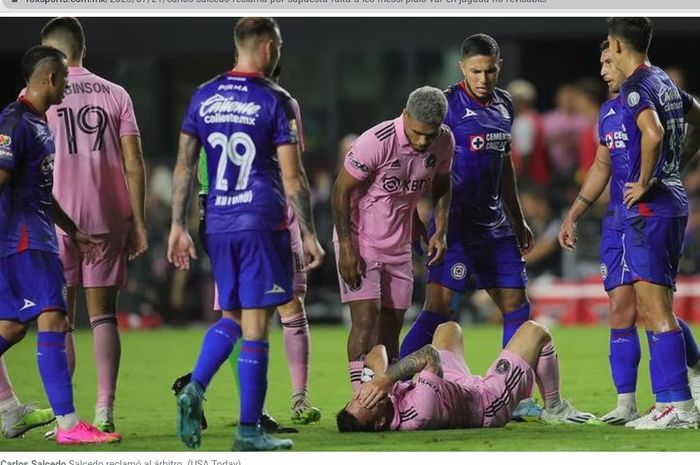 Lionel Messi (bawah) dituding melakukan diving untuk mendapatkan tendangan bebas yang melahirkan gol penentu kemenangan dalam debutnya di Inter Miami dengan menekuk Cruz Azul pada ajang Leagues Cup (21/7/2023).