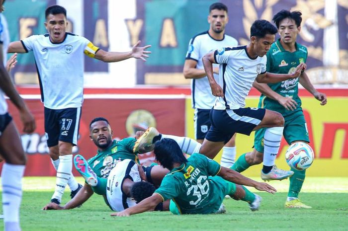 Suasana pertandingan Persebaya Surabaya vs RANS Nusantara FC pada laga pekan keempat Liga 1 2023/2024 di Stadion Gelora Bung Tomo, Surabaya, Minggu (23/7/2023).