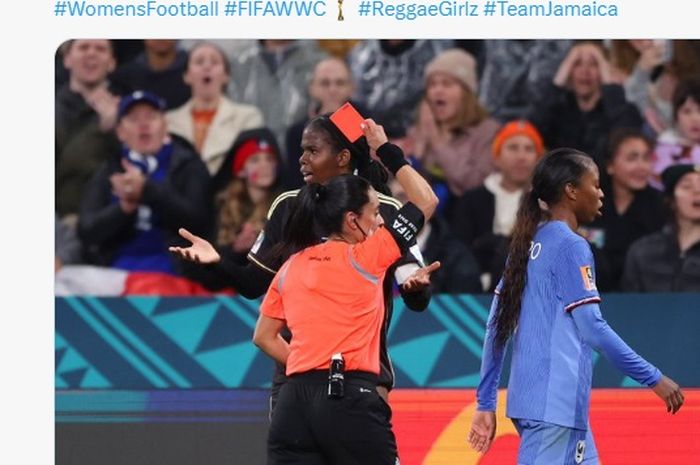 Pemain Jamaika, Khadija Shaw, menerima kartu merah dalam laga melawan Prancis di Grup F Piala Dunia Wanita 2023, Minggu (23/7/2023) di Sydney.