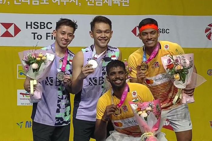 Ganda putra Indonesia Fajar Alfian/Muhammad Rian Ardianto bersama ganda putra India, Satwiksairaj Rankireddy/Chirag Shetty pada podium Korea Open 2023