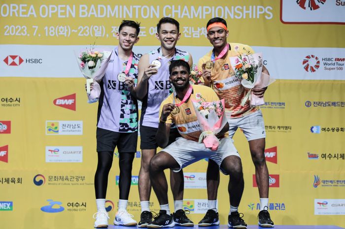 Ganda putra Indonesia, Muhammad Rian Ardianto dan Fajar Alfian (kiri), berpose bersama juara Korea Open 2023 Satwiksairaj Rankireddy dan Chirag Shetty dari India usai partai final di Jinnam Stadium, Yeosu, Korea Selatan, 23 Juli 2023.