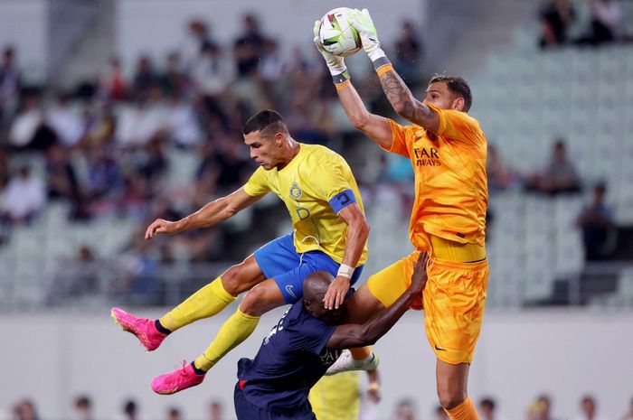 Megabintang Al Nassr, Cristiano Ronaldo (kiri) berduel dengan Gianluigi Donnarumma pada laga versus Paris Saint-Germain di Stadion Nagai, Selasa (25/7/2023).