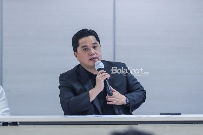 Ketua Umum PSSI, Erick Thohir, saat memberi keterangan kepada awak media terkait surat dari FIFA, di Menara Danareksa, Jakarta Pusat, Selasa (25/7/2023).