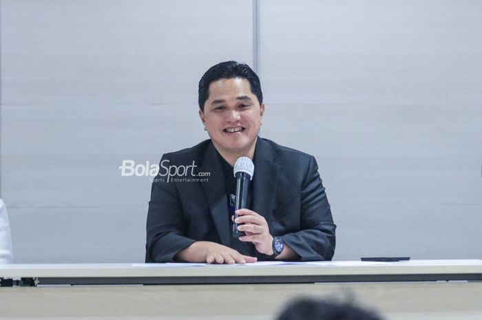 Ketua Umum PSSI, Erick Thohir, sempat tersenyum saat menghadiri sesi jumpa pers di Menara Danareksa, Gambir, Jakarta Pusat, Selasa (25/7/2023).